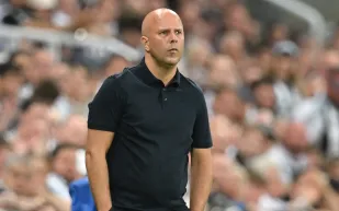 أرني سلوت يتوج بجائزة مدرب الشهر في الدوري الإنجليزي.. من كان أبرز منافسيه؟