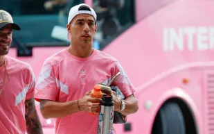 بعد حوادث البصق.. سواريز يثير أزمة جديدة بعد البصق على مسؤول (فيديو)