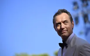 جود لو يتعثر على رصيف فينيسيا وسط ضحكات المعجبين (فيديو)