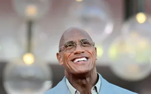 من الحلبة إلى هوليوود.. ثروة "ذا روك" تقترب من المليار دولار