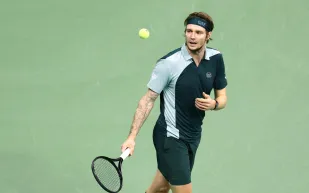 كيف علق يانيك سينر على علاقته بكارلوس ألكاراز؟ (فيديو)