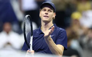 طرد مشجع من بطولة أمريكا بعد محاولة سرقة حقيبة جانينيك سينر (فيديو)