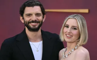 بعد إعلان زواجهما بشكل مفاجئ.. كيف بدأت علاقة لورا كارمايكل ومايكل فوكس؟