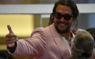 جايسون موموا يتألق بإطلالة وردية في مهرجان فينيسيا السينمائي 2025 (فيديو)