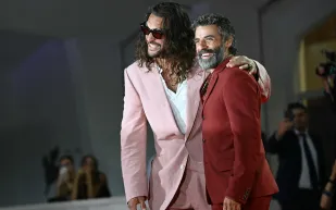 البدل الملونة تخطف الأنظار في عروض مهرجان فينيسيا 82