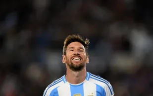 إصدار محدود للساعة الفاخرة.. سر ندرة رولكس دايتونا لومانس  البيضاء (صور)