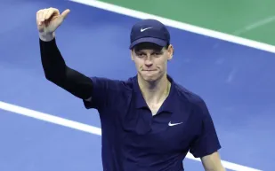 سينر يتخطى أوجيه-ألياسيم ويبلغ نهائي أمريكا المفتوحة أمام ألكاراز (فيديو)