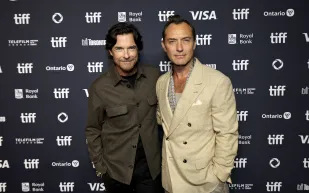 نجوم هوليوود يتألقون في تورونتو.. استلهم أناقتك من إطلالاتهم الرسمية