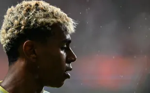 لامين يامال يثير غضب جماهير برشلونة بقميص فريق آخر.. ماذا فعل؟ (فيديو) 