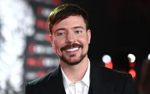 مستر بيست يسبب إحراجًا بحركته في حفل جوائز MTV.. فماذا فعل؟  (فيديو)