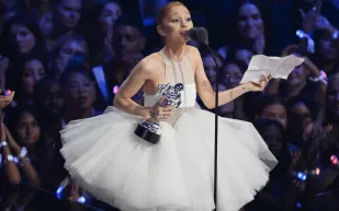 آريانا غراندي تحصد جائزة فيديو العام في جوائز MTV VMAs 2025 (فيديو)