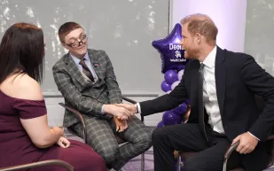 الأمير هاري يسأل طفلاً عن علاقته بشقيقه.. هل يفتقد ويليام؟ (فيديو)