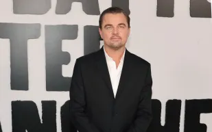  ليوناردو دي كابريو يتألق بـساعة رولكس فاخرة في عرض فيلمه الجديد