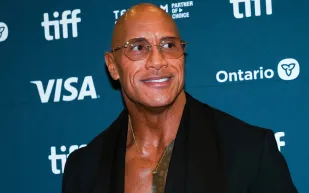 دواين جونسون يفاجئ الجمهور بدور غير معتاد وتحول جسدي لافت (فيديو)