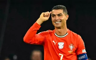 بعد هدفه التاريخي.. رونالدو يكرّم نجم المجر بقميص خاص (فيديو)