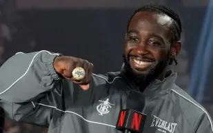 هل ينجح حمزة شيراز في خطف الألقاب من تيرنس كروفورد؟ (فيديو)