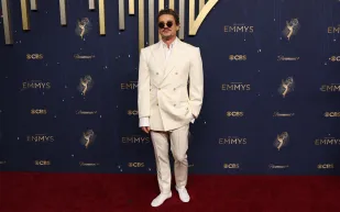 نجوم هوليوود يتألقون بإطلالات أنيقة في حفل Emmy Awards