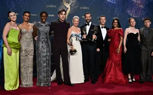 جوائز إيمي 2025: ستيفن كولبير يودّع الشاشة بفوز مؤثر (فيديو)