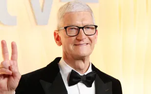 كيف يغير iPhone 17 تجربة المستخدم بحسب تصريحات تيم كوك الأخيرة؟ (فيديو)