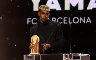 باتيك فيليب كوبِتوس تكشف فخامة معصم لامين يمال في الكرة الذهبية 