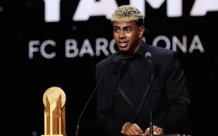  تصريحات مثيرة من والد يامال بعد تتويج ديمبيلي بالكرة الذهبية (فيديو)