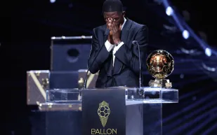 ما سر بكاء عثمان ديمبلي خلال تسلمه جائزة الكرة الذهبية 2025؟ (فيديو)