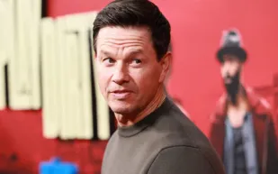 إطلالة نادرة تكشف ساعة استثنائية على معصم مارك والبيرغ.. كم ثمنها؟