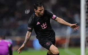 ميسي يتفوق على إبراهيموفيتش ويقترب من رقم كارلوس فيلا القياسي (فيديو)