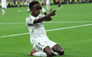 مفاوضات تجديد عقد فينيسيوس جونيور مع ريال مدريد تصطدم بهذا الشرط