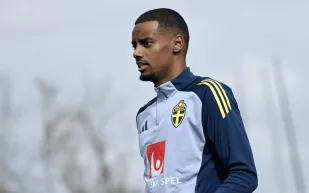 أول تصريح من إيزاك بعد انتقاله التاريخي إلى ليفربول