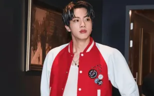 جين من BTS يتألق بأزياء غوتشي في أبرز إطلالاته الأوروبية (صور)