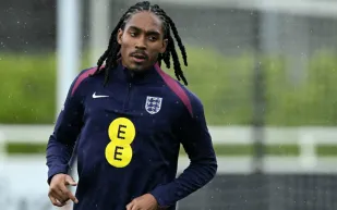  أول لاعب مسلم في منتخب إنجلترا يصنع التاريخ (فيديو)