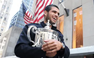 ألكاراز يحتفل بلقب أمريكا المفتوحة بتغيير مظهره (صور)