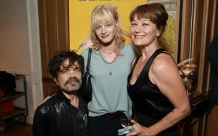 بيتر دينكلاج يكشف بكلمة واحدة سر زواج استمر 20 عامًا!