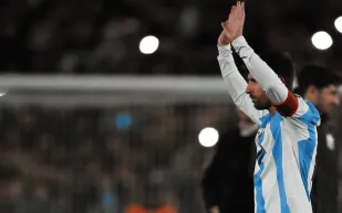 سكالوني يثير الجدل حول مستقبل ميسي في كأس العالم 2026 (فيديو)