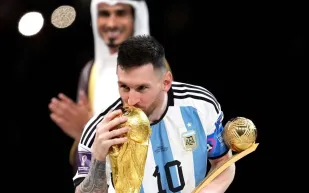 من البداية إلى الوداع.. أبرز محطات ميسي مع منتخب الأرجنتين خلال 20 عامًا (فيديو)