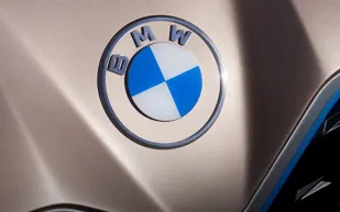 BMW تطلق شعارها الجديد مع ظهور iX3 الكهربائية