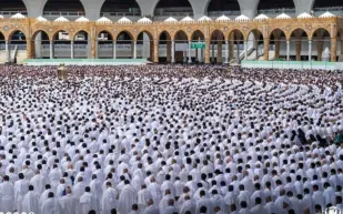 آلاف المصلين يؤدون صلاة الخسوف في الحرم المكي بالتزامن مع القمر الدموي (فيديو)