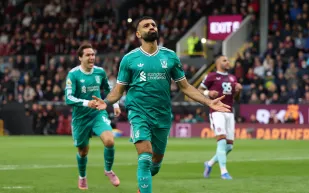 محمد صلاح يحسم مباراة ليفربول وبيرنلي في اللحظات الأخيرة.. كيف سجل الهدف؟ (فيديو)