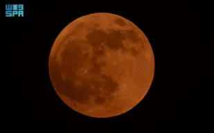 القمر الدموي يزين سماء السعودية في آخر خسوف كلي لعام 2025