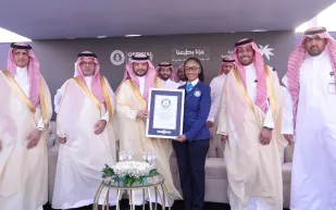 بأيدي أبنائها.. السعودية تدخل غينيس بأكبر علم فسيفساء في اليوم الوطني الـ95