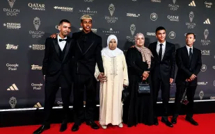 لامين يامال يحضر حفل الكرة الذهبية 2025 برفقة عائلته (فيديو)