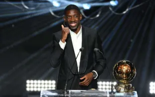 عثمان ديمبلي يتربع على عرش العالم ويتوج بالكرة الذهبية 2025 (فيديو)