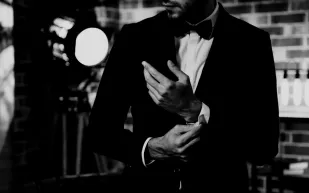 البدلات الكلاسيكية تفرض حضورها هذا الخريف... بتوقيع أرقى دور الأزياء العالمية