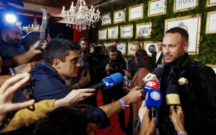 نيمار وأوديل بيكهام يتألقان خارج الملاعب.. ساعات فاخرة تخطف الأضواء