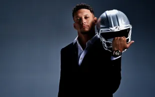 باتريك ماهومز.. من ملاعب السوبر بول إلى عالم الفخامة سفيرًا لـ Hublot