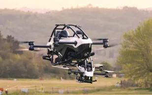 ملياردير يقتنص أول "سيارة طائرة" من Jetson.. كيف كانت التجربة؟ (فيديو)