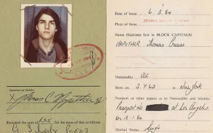 كيف بدأ توم كروز مسيرته؟ وثيقة رسمية تكشف أسراراً مبكرة