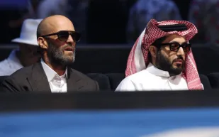 ستاثام يخطف الأنظار بساعة باتيك فيليب نوتيلوس الذهبية في لاس فيغاس