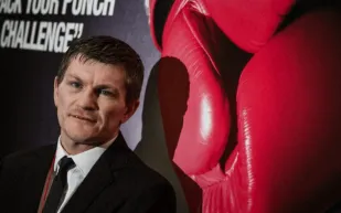 صدمة في الملاكمة بعد رحيل  Ricky Hatton عن 46 عامًا (فيديو)